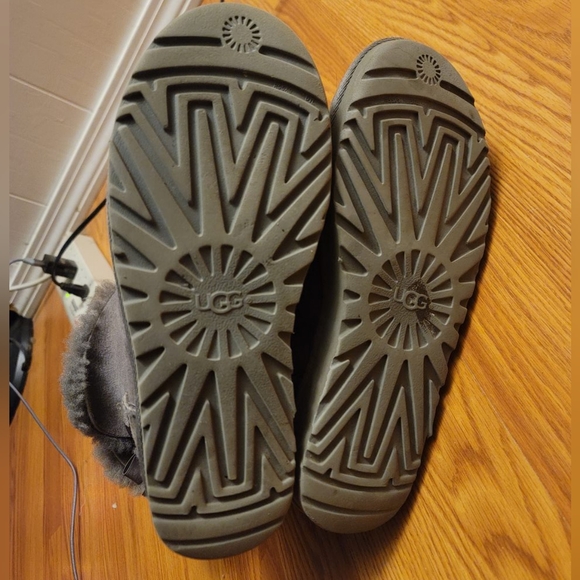 UGG Womens Mini Bailey Bow II Boot Size 9 in Grey Fair Condition - Picture 7 of 11